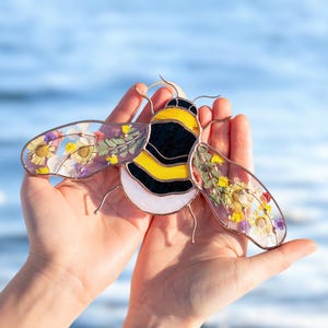 Bumble Bee Stained Glass Suncatcher Insect Ornament Christmas Gifts Stained Glass Window Hangings Dried Flower Art Stained Glass Yard Art